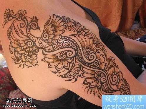 手臂漂亮的图腾孔雀纹身图案