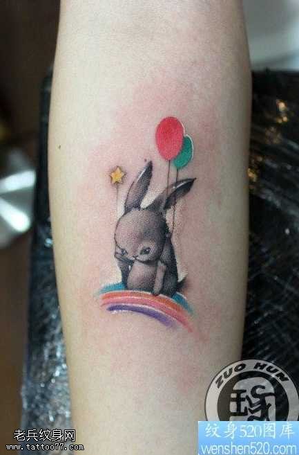 手臂可爱拿气球的小兔子纹身图案