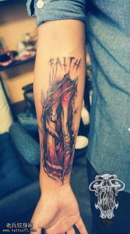 手臂超酷另类的撕皮纹身图案