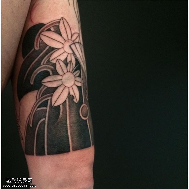 大臂点刺黑灰小花纹身图案