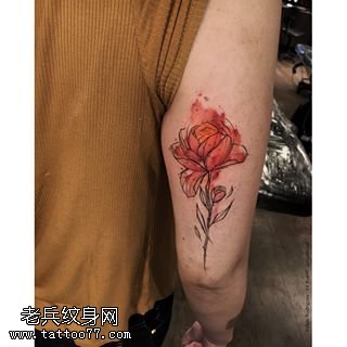 大臂一只水墨玫瑰纹身图案