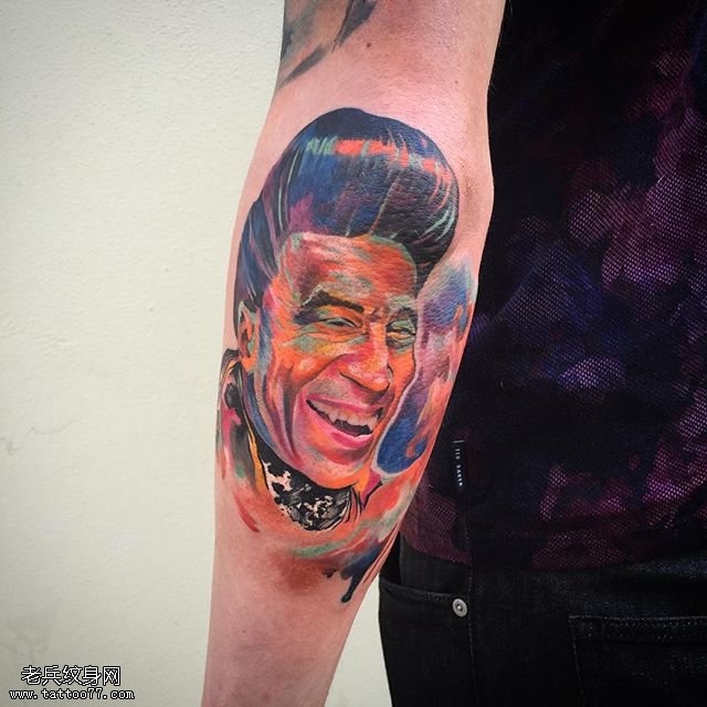 手臂水彩肖像纹身图案