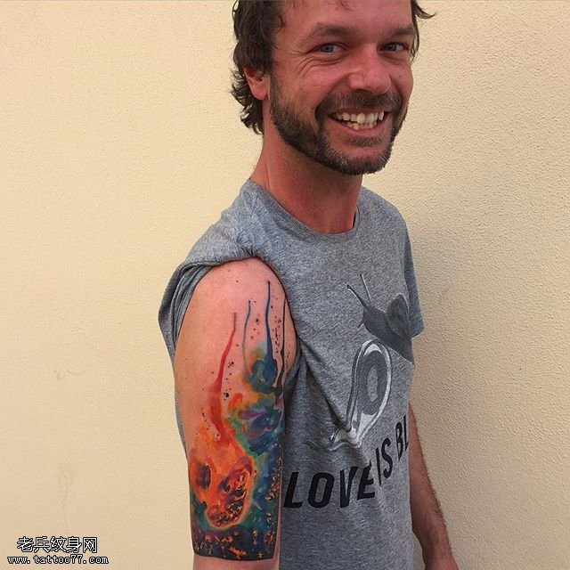 大臂水彩图腾纹身图案