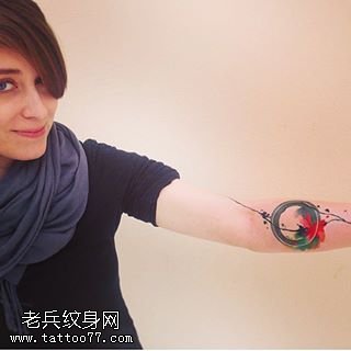 手臂水墨唯美的花纹身图案