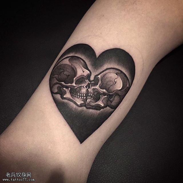 手臂心形骷髅纹身图案
