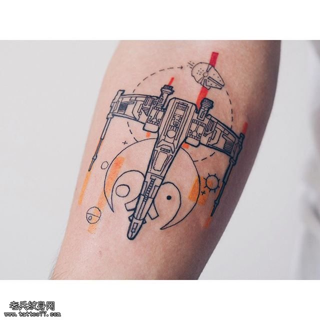 手臂线条点刺飞机纹身图案