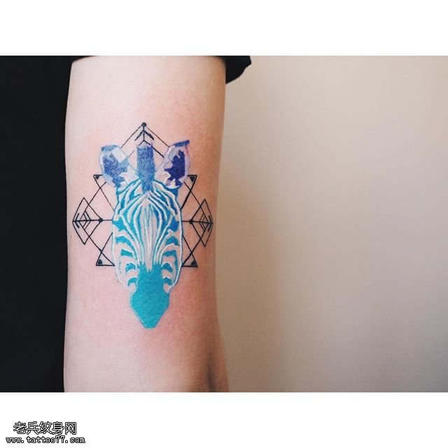 手臂水彩线条图腾纹身图案