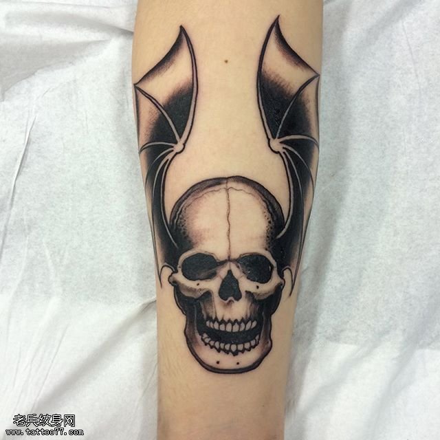 手臂骷髅翅膀纹身图案