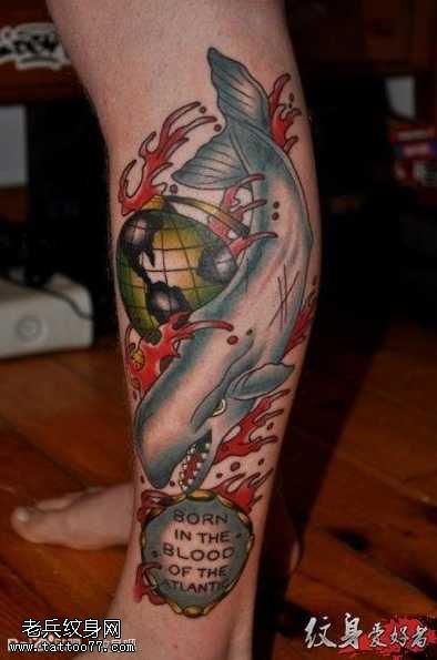腿部凶恶鲨鱼游走在纹身图案