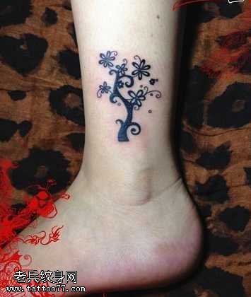 腿部小树纹身图案