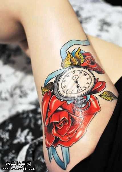 腿部漂亮的花朵和时钟纹身图案
