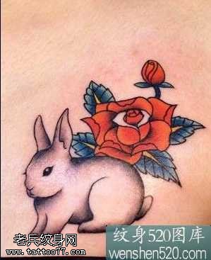 兔子和一朵玫瑰花纹身图案