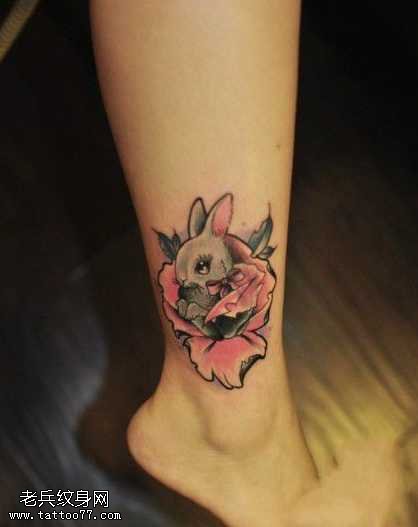 腿部的可爱小兔子纹身图案