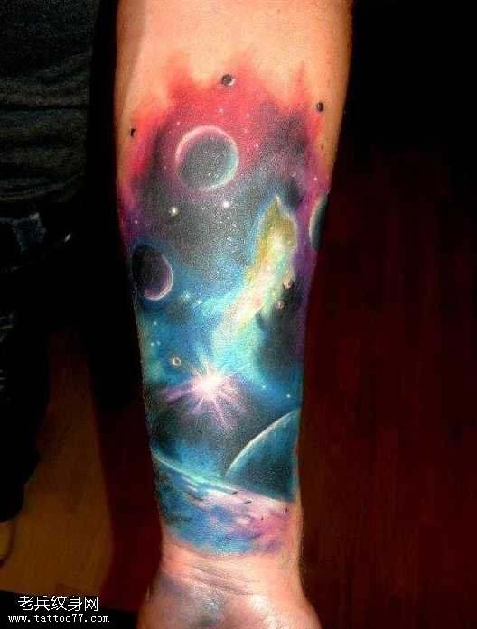 手臂漂亮的星空纹身图案