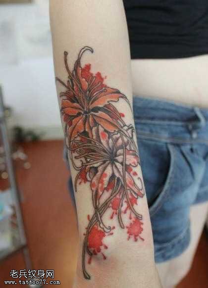 手臂漂亮唯美的彼岸花纹身图案