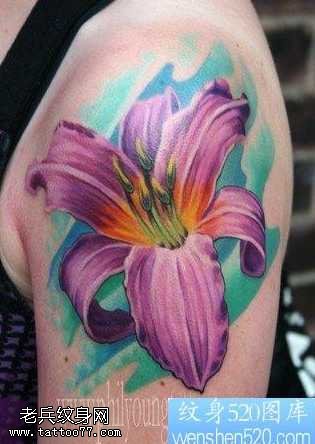 手臂百合花纹身图案