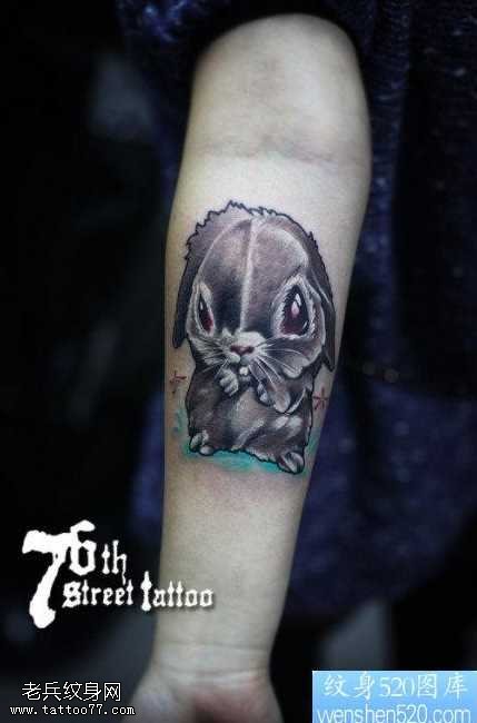手臂流行可爱的兔子纹身图案