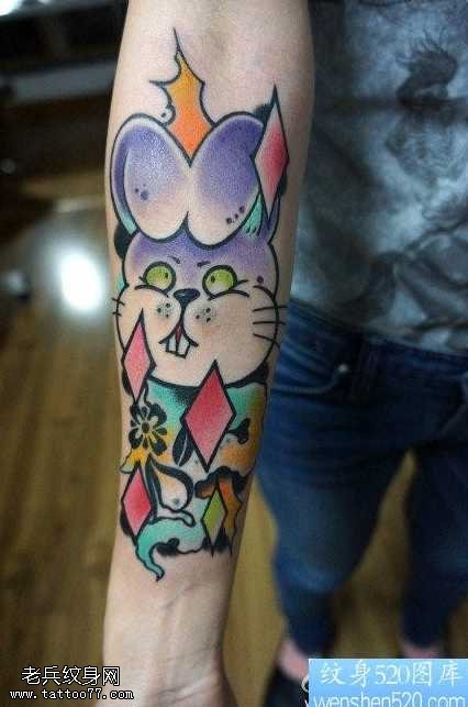 手臂可爱的小兔子纹身图案