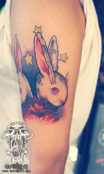 手臂可爱前卫的小兔子纹身图案