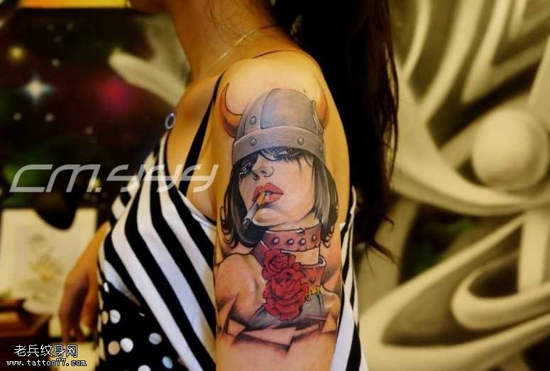 手臂的霸气抽烟女纹身图案