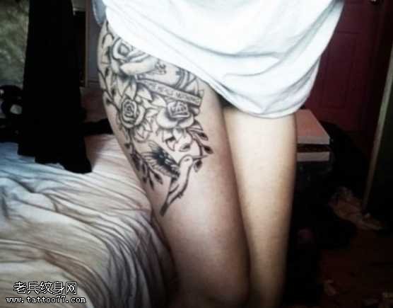 腿部黑白玫瑰花欧美纹身图案