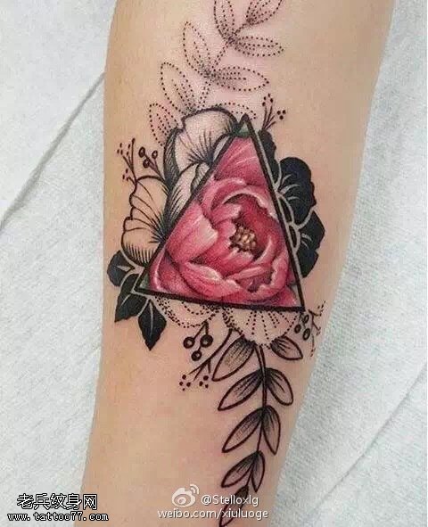 手臂三角花卉纹身图案