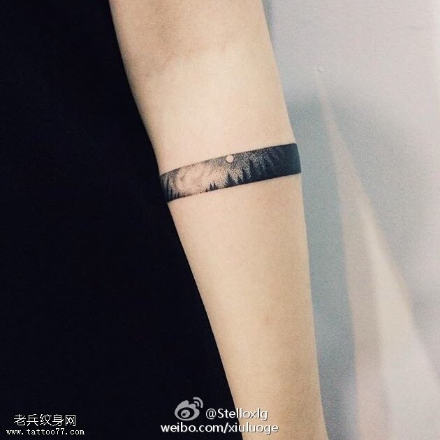 手臂的黑灰手环纹身图案