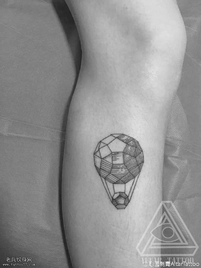 小腿点刺足球纹身图案