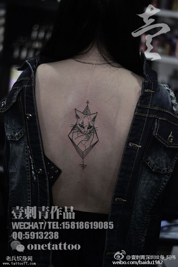 背部点刺猫咪纹身图案