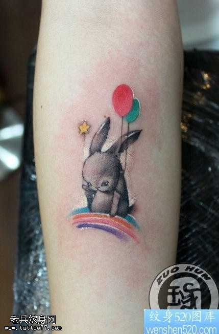 手臂拿气球小兔子纹身图案