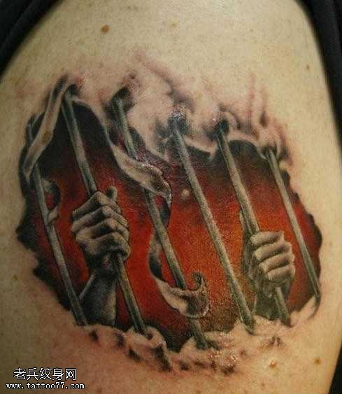 手臂另类撕皮纹身图案