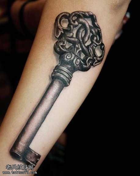 手臂一张立体钥匙纹身图案