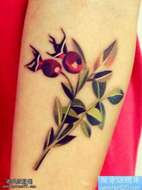 手臂樱桃纹身图案