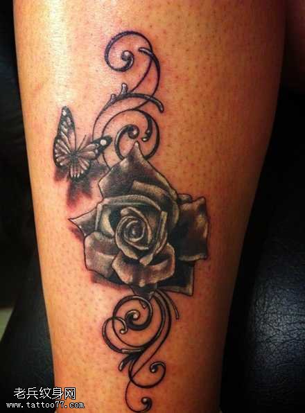 腿部漂亮的灰黑色玫瑰纹身图案