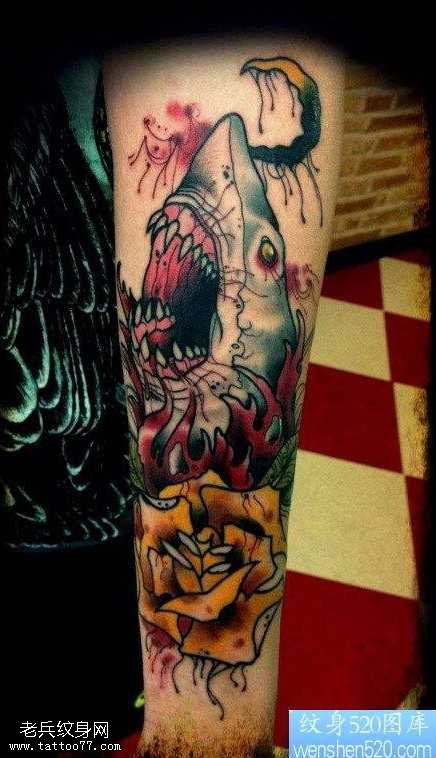 手臂school风格鲨鱼纹身图案