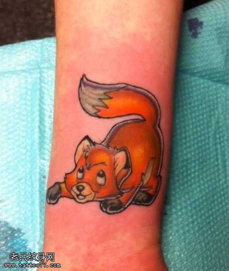 手腕可爱的狐狸纹身图案