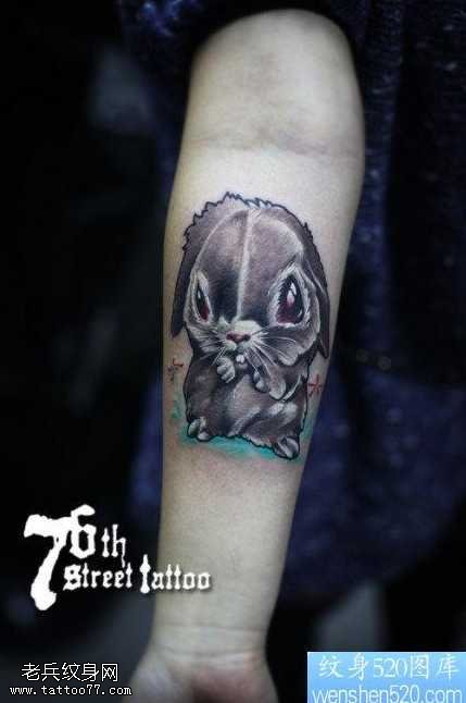 手臂流行可爱的兔子纹身图案