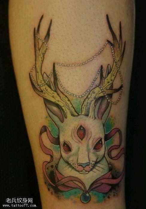 腿部经典的鹿角兔子纹身图案