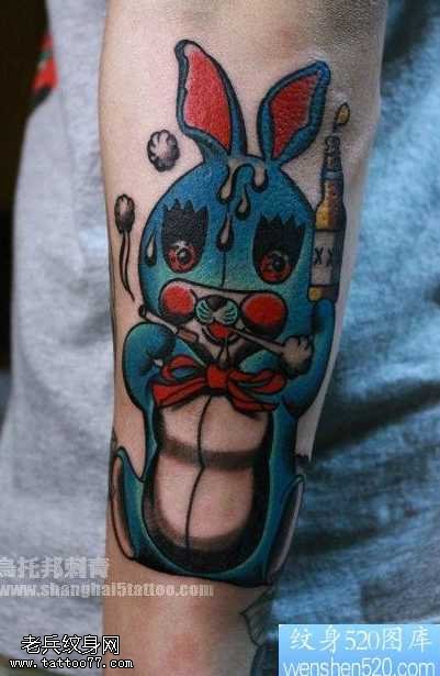 手臂抽烟喝酒的兔子纹身图案