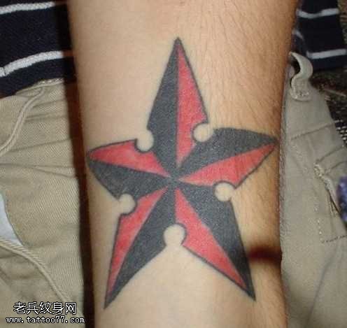 手臂双手五角星纹身图案