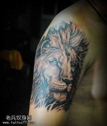 手臂流行很酷的黑白狮头纹身图案