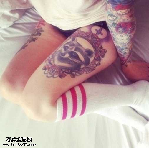 腿部彩色图腾欧美猫纹身图案