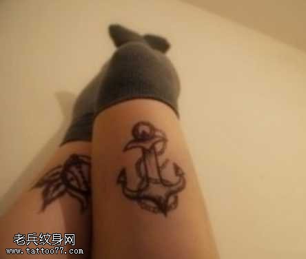 腿部黑白锚欧美纹身图案