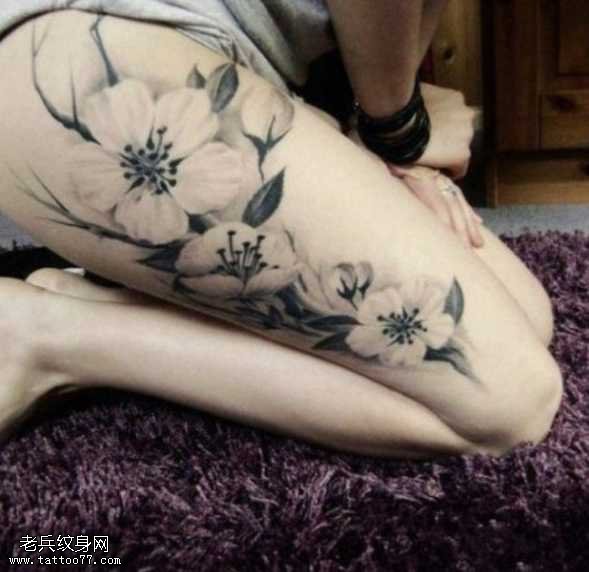 腿部黑白梅花传统纹身图案