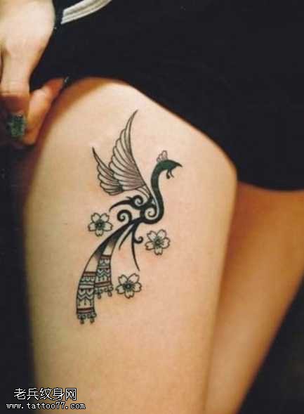 腿部高贵孔雀展翅纹身图案
