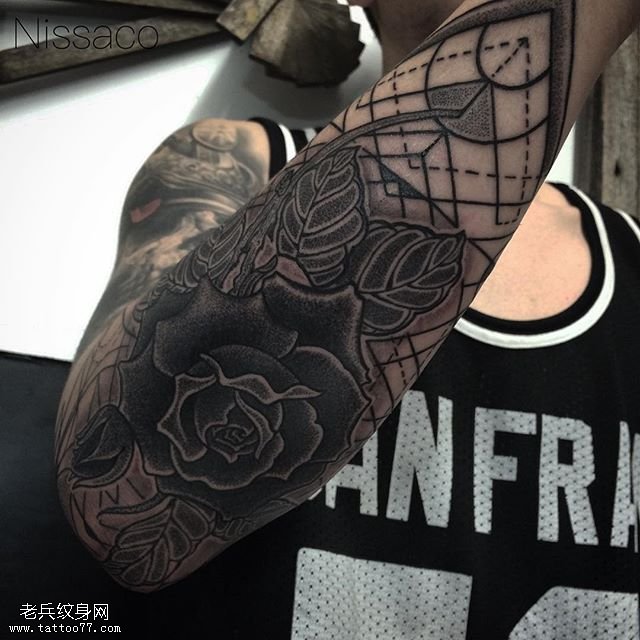 手臂经典黑灰玫瑰纹身图案