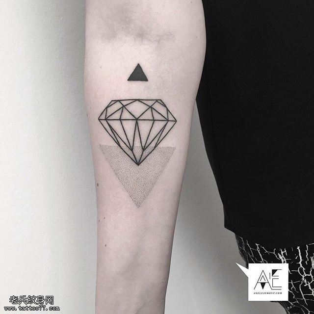 手臂的线条钻石纹身图案