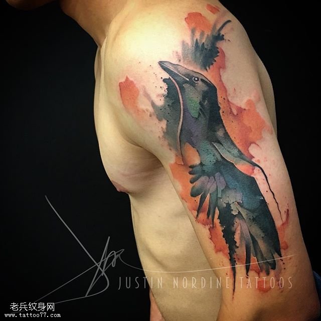 大臂水墨的乌鸦纹身图案