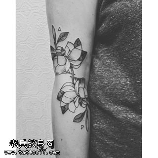 手臂点刺的花朵纹身图案