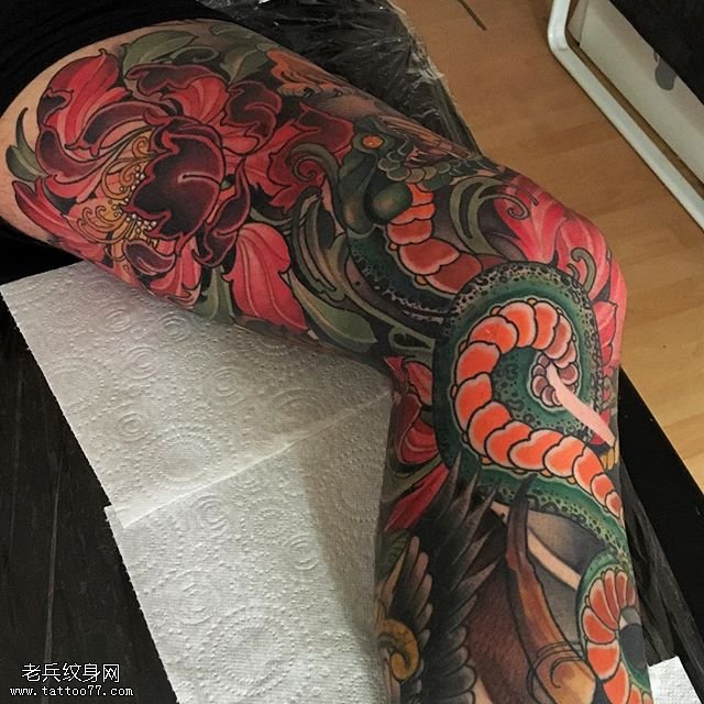 大腿经典青蛇牡丹纹身图案